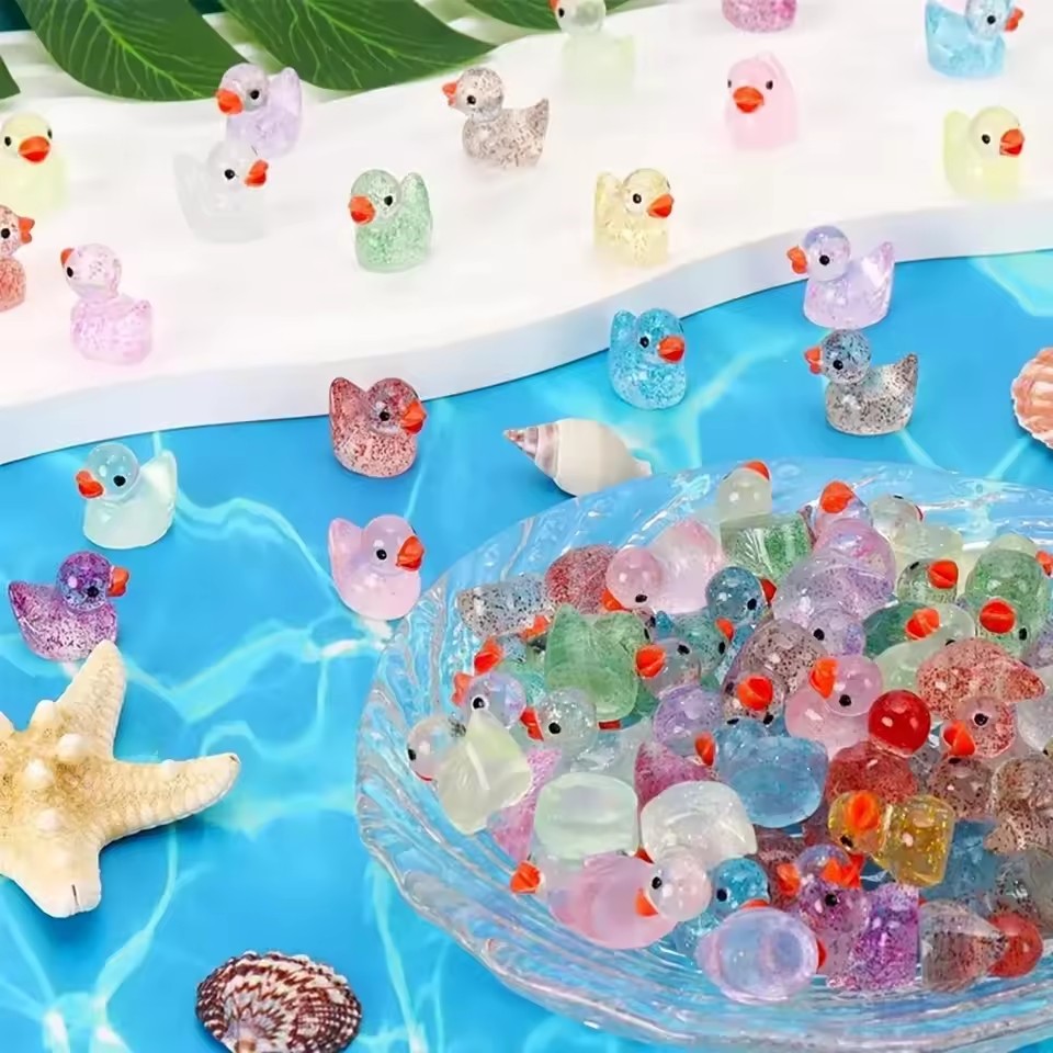 ~ Miniature resin duck with pu - Pothos 评论和价格